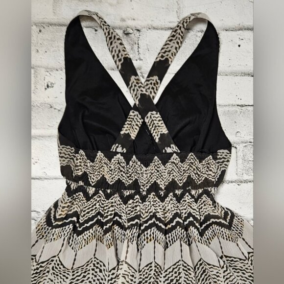 DKNYC Sleeveless V-Neck Open Back Chevron Cream Black Dress - Picture 9 of 11